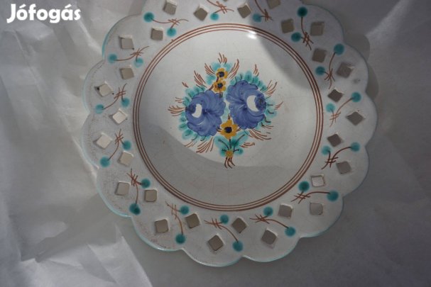 A tányérszélen lyuggatott, belül virág mintás fali dísztányér eladó