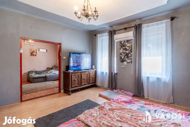 A tavasz hírnöke  - tégla lakás -