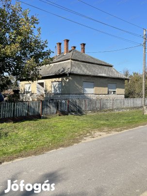 A település csendes, nyugodt részén, a központhoz nem messze, részben