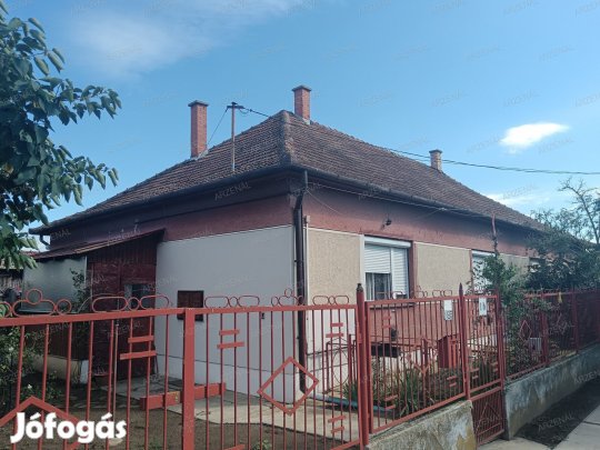 A település csendes, nyugodt részén iker építésű családi ház eladó