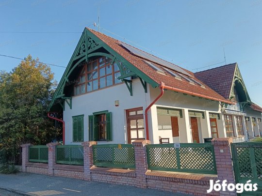 A település frekventált helyén, jól megközelíthető helyen, kitűnő