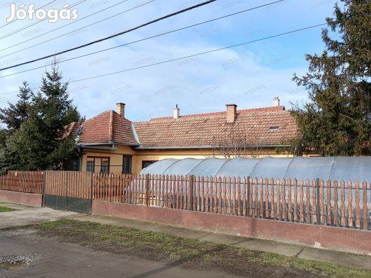 A város központjához, kórházhoz, iskolákhoz, óvodához, bölcsődéhez