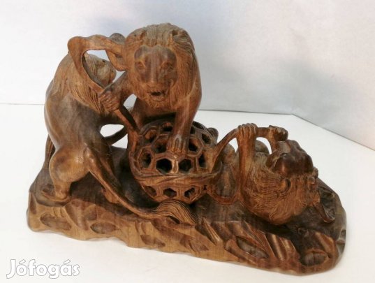 A világon uralkodó oroszlán fivérek áttört sokalakos faragvány