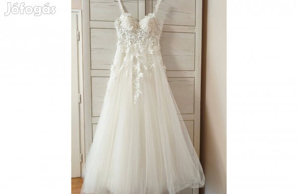 A vonalú, fűzős menyasszony ruha