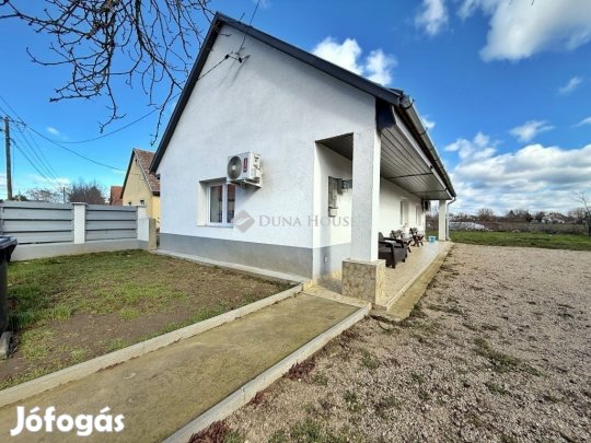 Abai 65 nm-es ház eladó