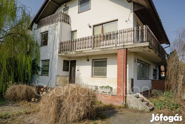 Abda - központban, egyedi, sok lehetőséget kínáló 240 m2-es ház eladó