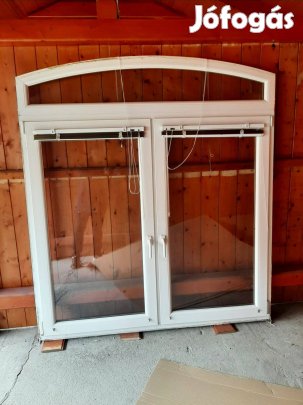 Ablak, 1685x1855 vagy a felső íves rész nélkül 1685x1510mm