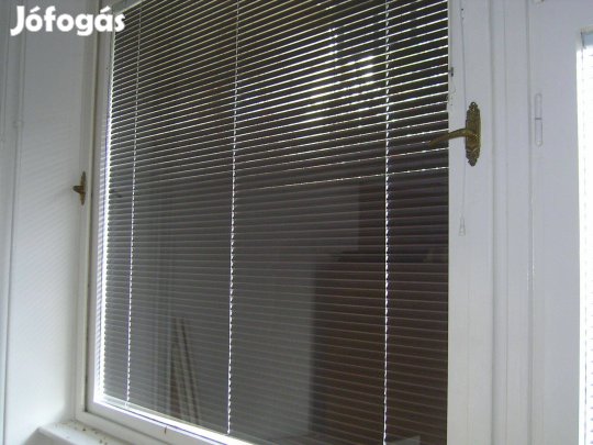 Ablakok (1960 évek stílus) reluxaval, zarral es kilincsekkel