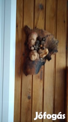 Aboriginal, kultikus faszobor, alakokkal, varázslóval Ausztráliából