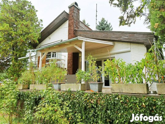 Ábrahámhegyen vízközeli, egyedi kialakítású ház eladó