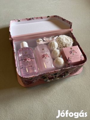 Accentra Floral Beauté ajándékszett tusfürdő, fürdőhab, fürdősó