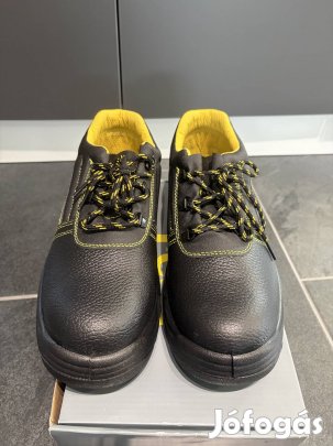 Acélbetétes Munkavédelmi Cipő