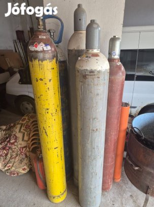 Acetilén disszu és oxigén palackok, reduktorral, tömlővel, markolattal