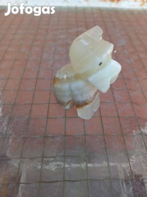 Achát féldrágakőből faragott kutya figura Mexikó