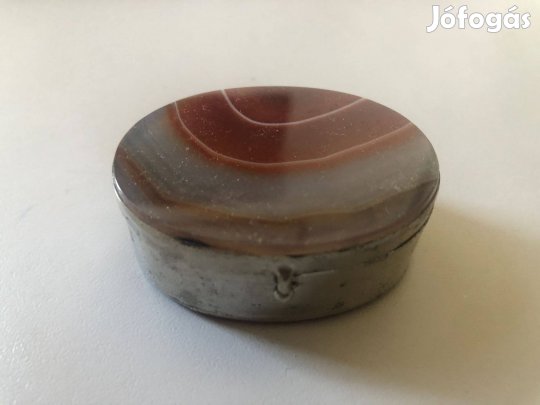 Acháttal kővel díszített fedeles szelence