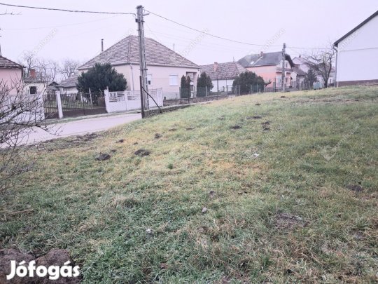 Ács központjában található építési telek eladó!