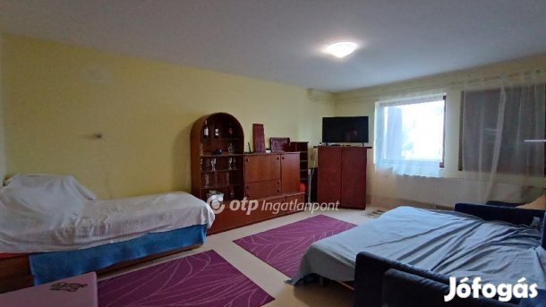 Ádándon eladó egy 136 m2-es, kétszintes, tégla építésű családi ház