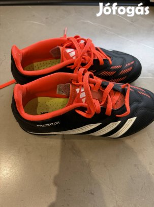 Adidas Predator gyerek műfüves foci cipő.