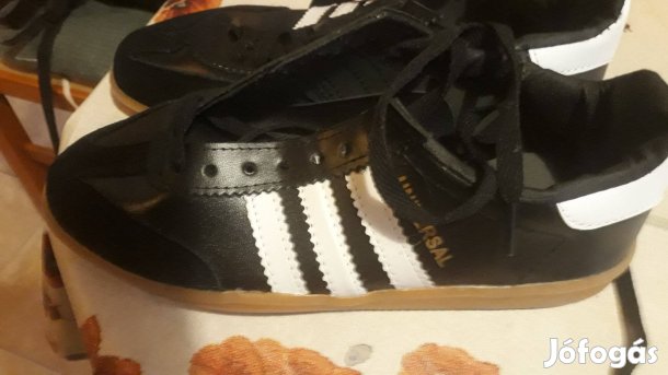 Adidas Universal sportcipő eladó új 42 (fekete)