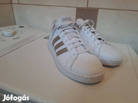 Adidas cipő 42-es méret szép állapotban