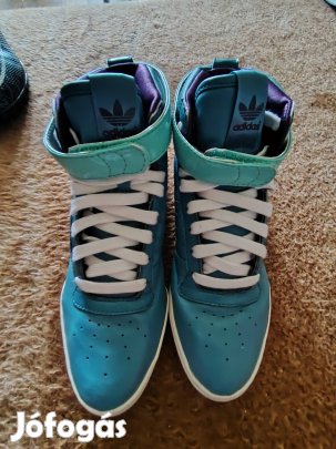 Adidas magas szárú cipő