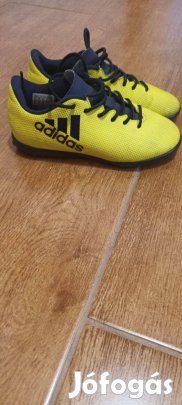 Adidas műfüves cipő 30-as