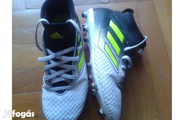 Adidas műfüves foci cipő 34 -es méretben