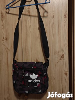 Adidas női válltáska praktikus pakolasú