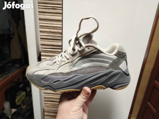 Adidas yeezy 700 V2 . 40.