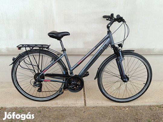 Adler 28 as agydinamós női kerékpár.