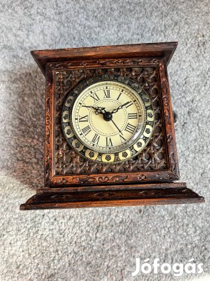 Adztali óra fa tokban