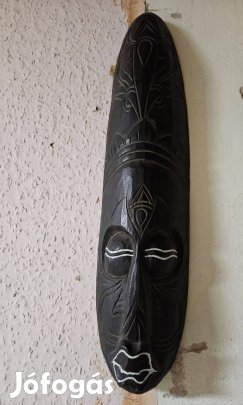 Afrikai maszk és nagyméretű fa szobor