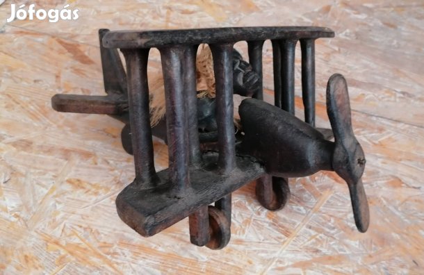 Afrikai stílusú, kézzel faragott dísztárgy