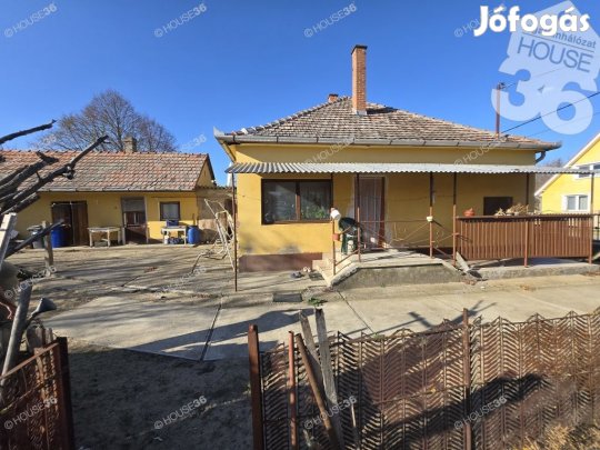 Ágasegyháza szélén nagy területen családi ház eladó!