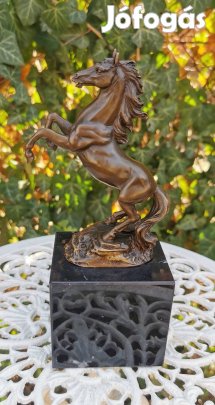 Ágaskodó ló - bronz szobor műalkotás 