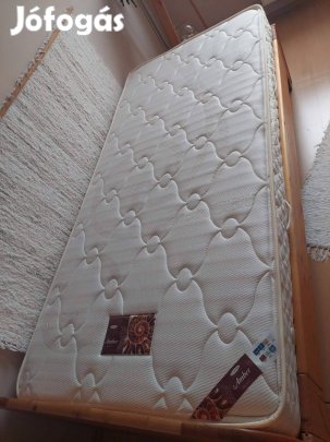 Ágy éjjeliszekrénnyel