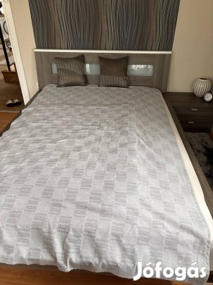 Ágy szivacsbetéttel éjjeliszekrénnyel