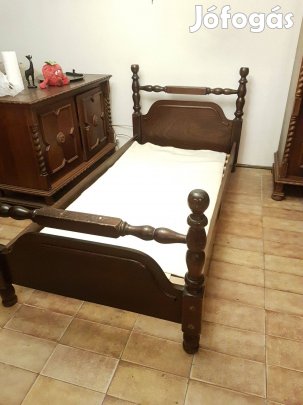 Ágy tornyos rusztikus esztergált fából készült