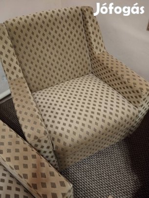 Ágyazható heverő két fotelel. 