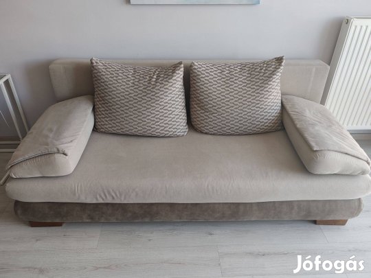 Ágyazható kanapé ágynemű tartóval