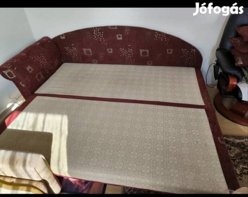Ágyazható kanapé ágyneműtartóval + 3 párna ?