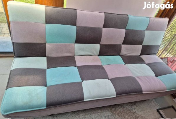 Ágyazható kanapé színes kárpittal