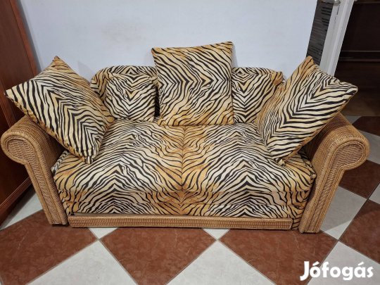 Ágyazható két személyes kanapé újszerű állapotban eladó 