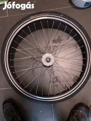 Agydinamóval szerelt első kerék.