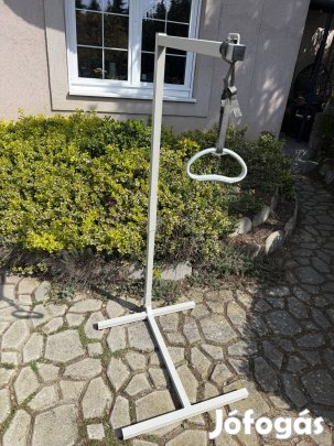 Ágykapaszkodó állványos