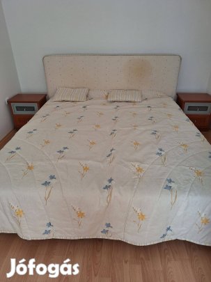 Ágyneműtartós franciaágy ágytakaróval és díszpárnákkal