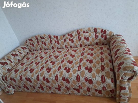 Ágyneműtartós kanapé és gurulós fotel eladó
