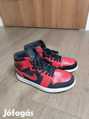 Air Jordan 1 Mid Reverse Bred cipő