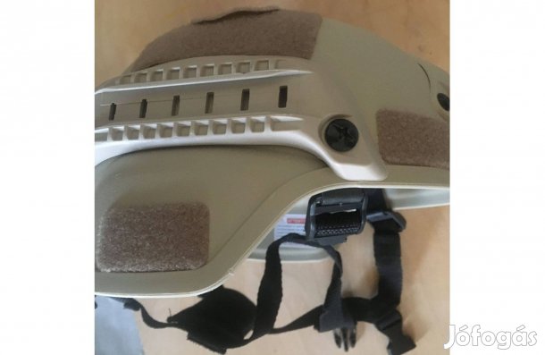 Airsoft taktikai sisak, vezető sínekkel felszerelve (bézs)