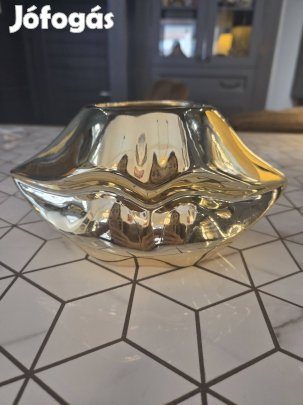 Ajak formájú váza